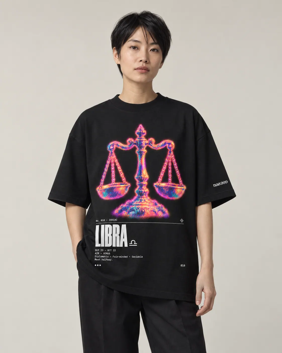 Libra, t-shirt noir, porte