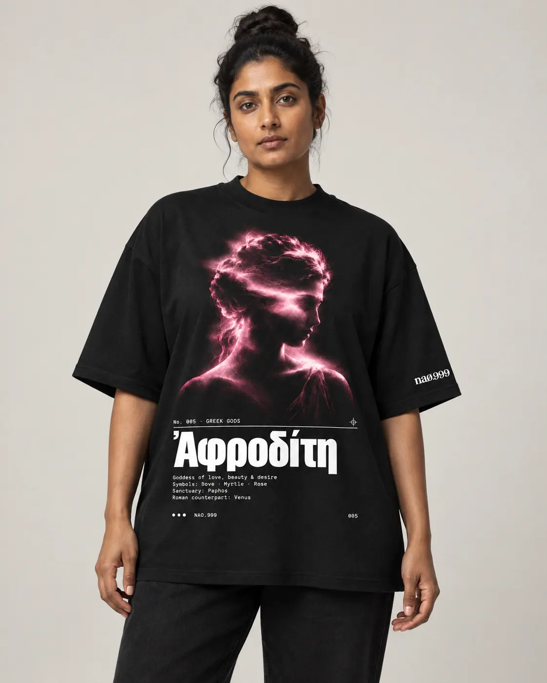 Aphrodite, t-shirt noir, porte