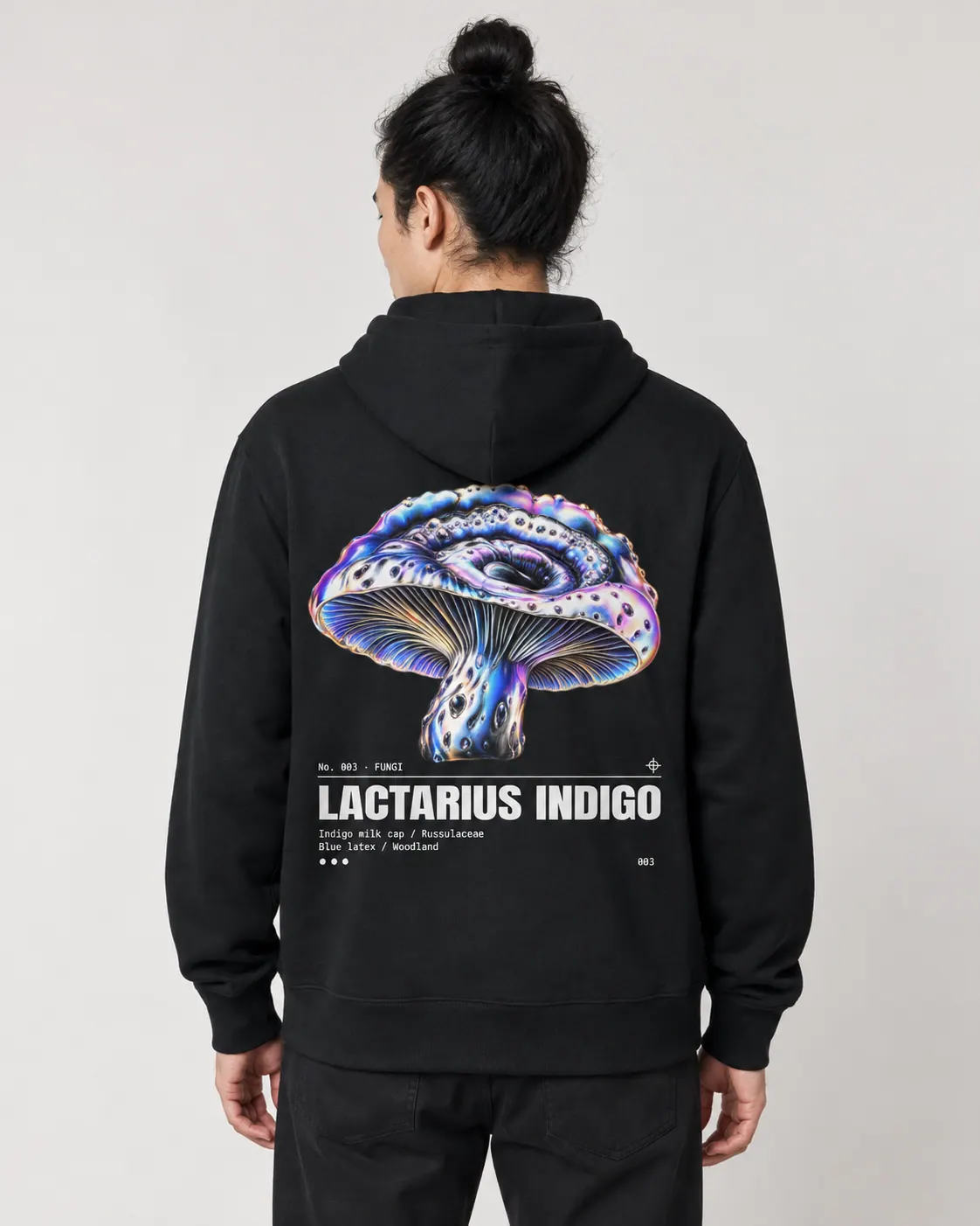 Lactarius indigo, hoodie noir, porte