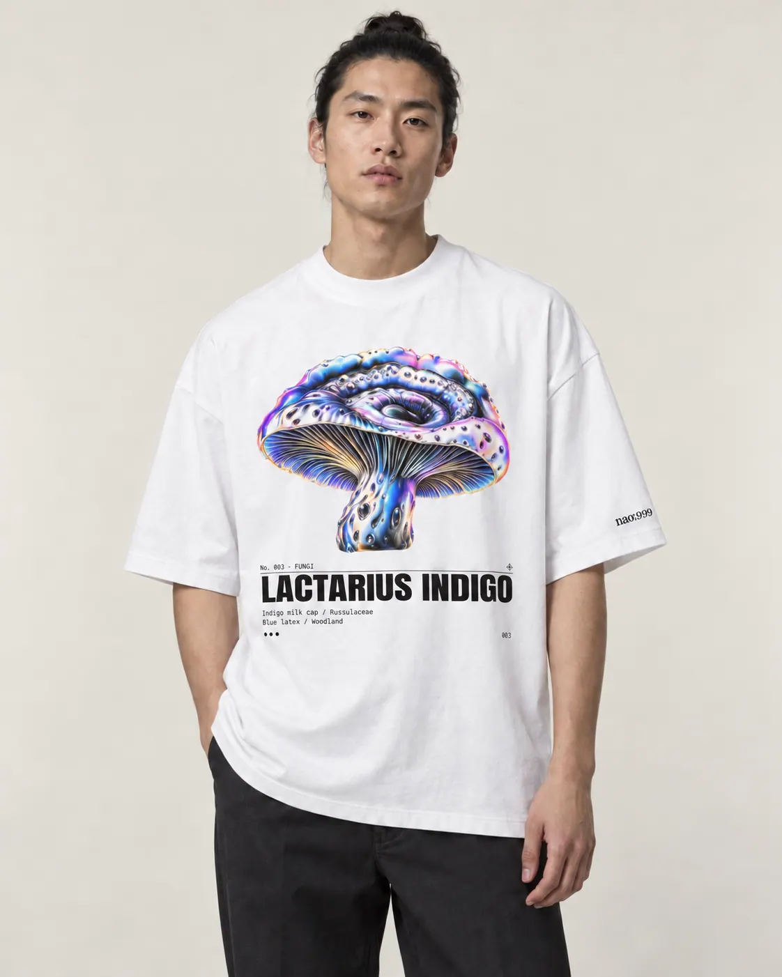Lactarius indigo, t-shirt blanc, porte