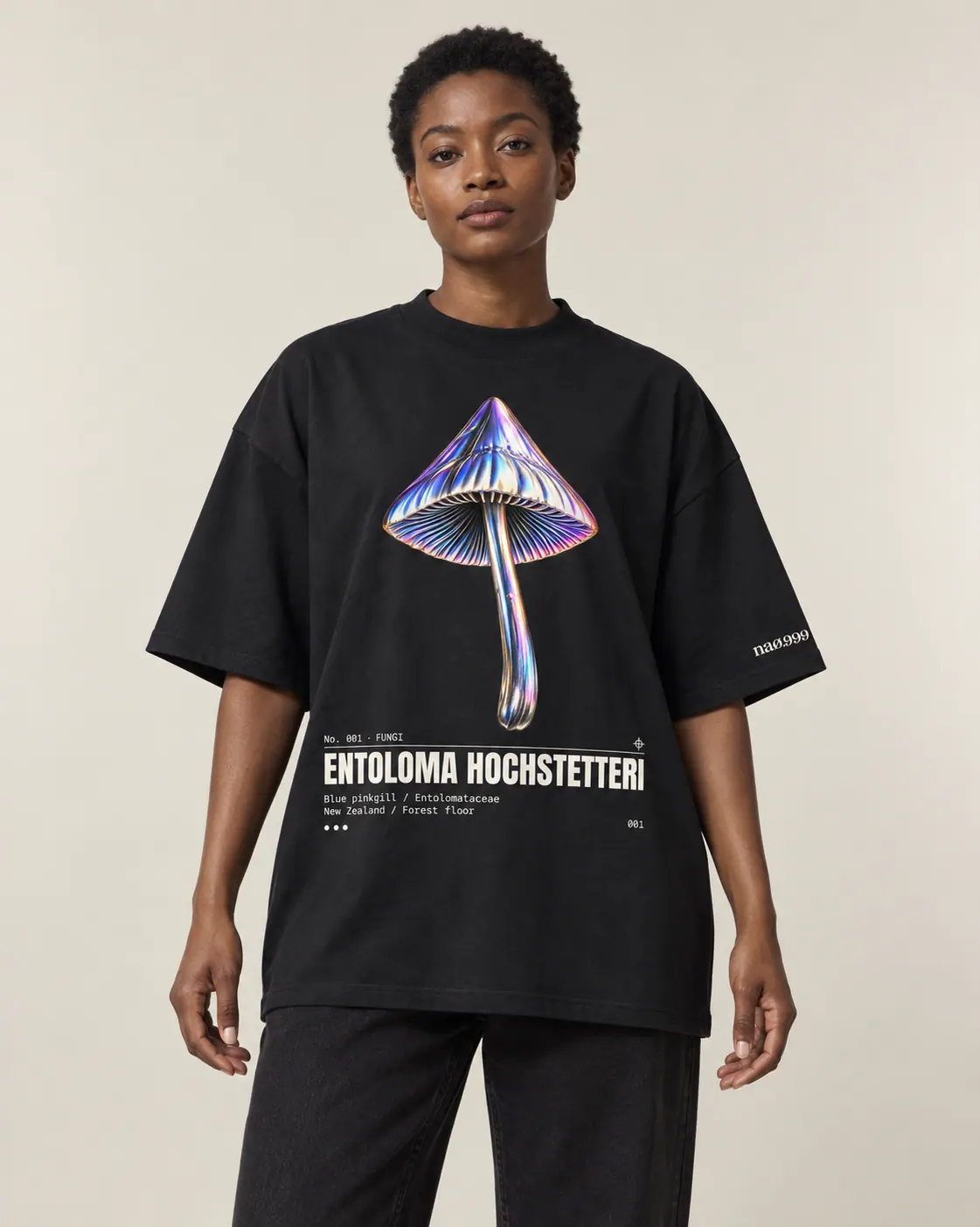Entoloma hochstetteri, t-shirt noir, porte