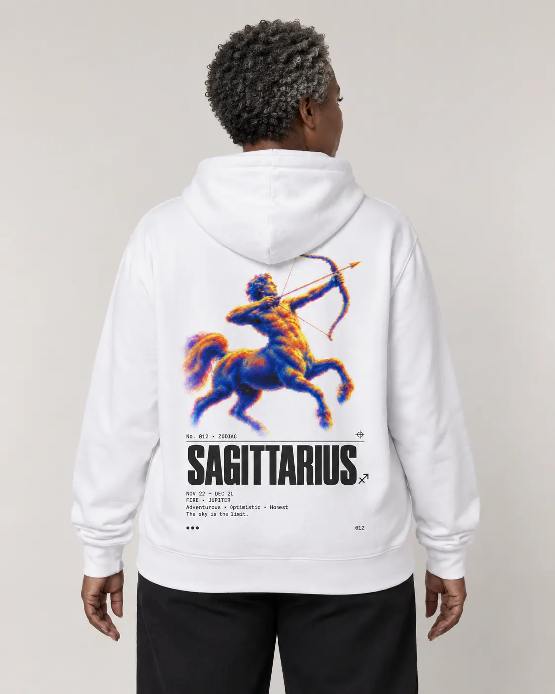 Sagittarius, hoodie blanc, porte